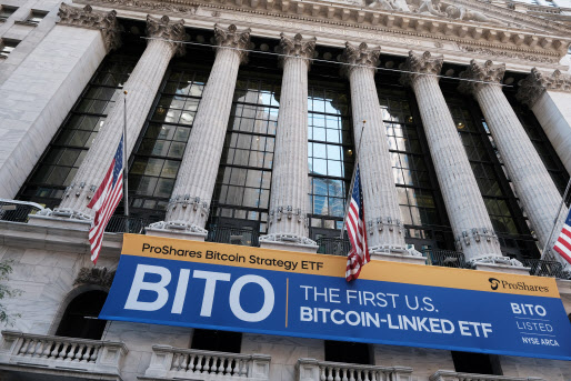 뉴욕증권거래소에  프로셰어의 비트코인 스트래티지 ETF(BITO) 상장을 알리는 현수막이 걸려있다.(사진=AFP)