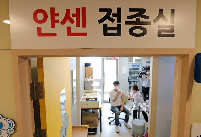 지난 6월 대전시 유성구의 한 병원에서 의료진이 얀센 백신을 접종하고 있다. (사진= 연합뉴스)