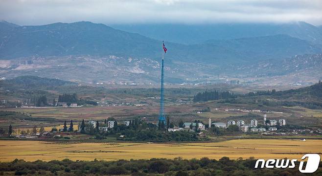 경기도 파주시 도라산전망대에서 바라본 북한 기정동 마을의 인공기가 바람에 날리고 있다. 2021.9.29/뉴스1 © News1 이승배 기자