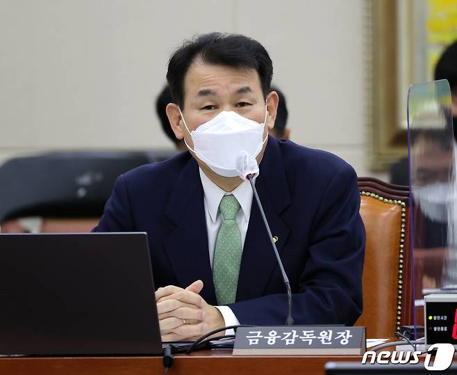 정은보 금융감독원장이 21일 서울 여의도 국회에서 열린 정무위원회의 금융위원회, 금융감독원 등에 대한 2021년도 종합국정감사에서 의원 질의에 답하고 있다. 2021.10.21/뉴스1 © News1 오대일 기자