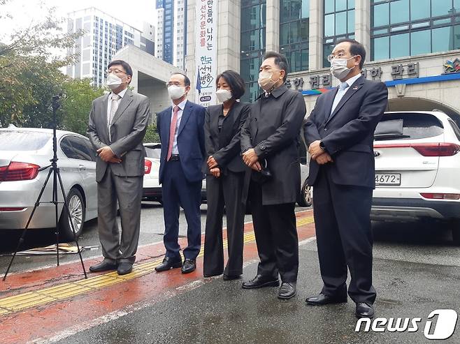 21일 오전 조금세 부산좋은교육감후보 단일화 추진위원회 공동대표와 교육감 출마예정자들이 부산시선거관리위원회 앞에서 기자회견을 갖고 있다. © 뉴스1