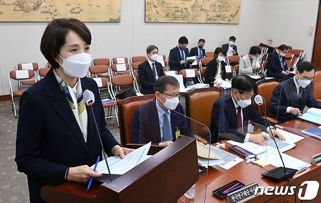 유은혜 부총리 겸 교육부 장관이 21일 서울 여의도 국회에서 열린 교육위원회의 교육부와 소속·공공·유관기관 등에 대한 국정감사에서 업무보고를 하고 있다. /뉴스1 © News1 구윤성 기자
