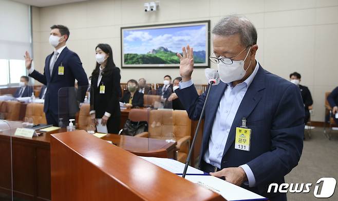 홍원식 남양유업 회장과 앤토니 마티네즈 한국맥도날드 대표가 21일 국회 환경노동위원회의 고용노동부 등 종합감사에서 증인 선서를 하고 있다. 2021.10.21/뉴스1
