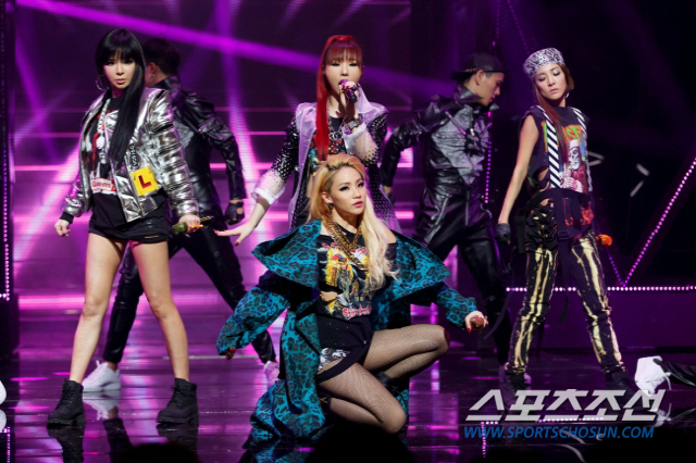 2NE1(2NE1) recombination theory is solsol.CL recently released a song called Let It in the first full-length album on the comeback Love Live! Broadcasting, which was the first release of the 2NE1 members.In the broadcast, fans are enthusiastic about Let it, which contains Park Bom and Sandara Park voices.Because the three vocals have a strong sense of emotion that can recall the songs of the past 2NE1.It is said that it reminds me of 2NE1 in the prime of the rhythmic hip-hop rhythm in that it digests the song with sad vocals.The lyrics Why do I walk today and walk / I think it is right? Every day I also give the fans who miss the past 2NE1 a ear while bringing out the deep sensitivity of the lyrics Why do I say what and what I do?CLs album is contained in the CL solo version, so fans are more disappointed.I want to see the whole thing and I wait for the comeback of the group that no one could follow in those days.Meanwhile, after the member Minzy earlier this year, Park Bom continued to make positive comments on the reunion of 2NE1, and many fans expected their meeting, and preparations for a comeback in May were raised, but it was not true.