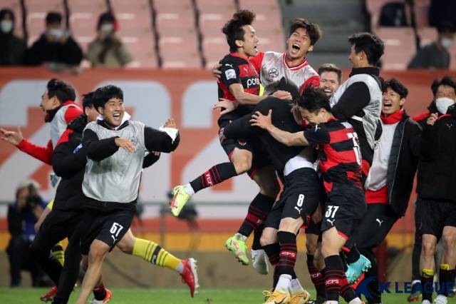 기뻐하는 포항 선수단. 사진제공=한국프로축구연맹