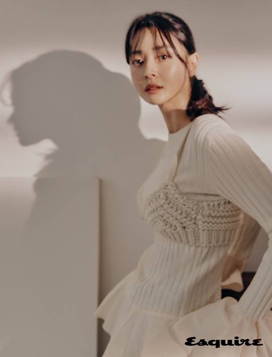 Actor Kwon Nara has revealed an elegant yet lovely charm.Male fashion and lifestyle magazine Esquire conducted photo shoots and interviews of actor Kwon Nara.Kwon Nara presented a pictorial featuring natural charms, complete with a perfect picture with colorful expressions and poses in a relaxed and soft atmosphere.Kwon Nara said in an interview that he is busy with the TVN drama Irreplaceable You Sal recently.It was originally a conspiracy, but recently I was in love with the Lorde bike, he said. On a day without shooting, I watch the script, exercise, and spend the day riding the Lorde bike.Asked if he was doing diet besides exercise for body care, he said, I used to be harsh, but I felt that my body was broken. Now I am going to be a happy diary while eating all the meals.I think I have become healthier by finding my favorite exercise, such as riding a bicycle. Irreplaceable You Sal, the drama currently being filmed, said, It is a story of a woman who repeats death and Dead Again from 600 years ago and a man who wants to revenge. I would like you to expect me to see more progress.TVN drama Irreplaceable You Sal (playplayplay by Kwon So-ra, Seo Jae-won/director Jang Young-woo/production studio dragon, showrunners) is a Korean fantasy narrative that repeats death and death Again and solves the narratives of characters who have been involved in ties and karma from the past to the present. Draws the story of a man who becomes Irreplaceable You Sal () and cannot die.