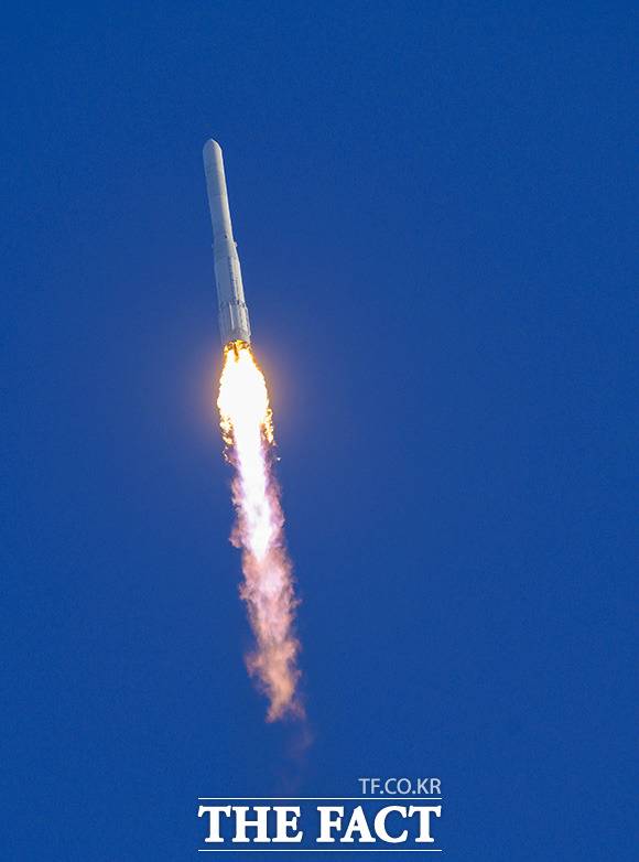 한국형 발사체 누리호(KSLV-II)가 21일 오후 고흥군 나로우주센터 제2발사대에서 화염을 내뿜으며 힘차게 날아오르고 있다./사진공동취재단
