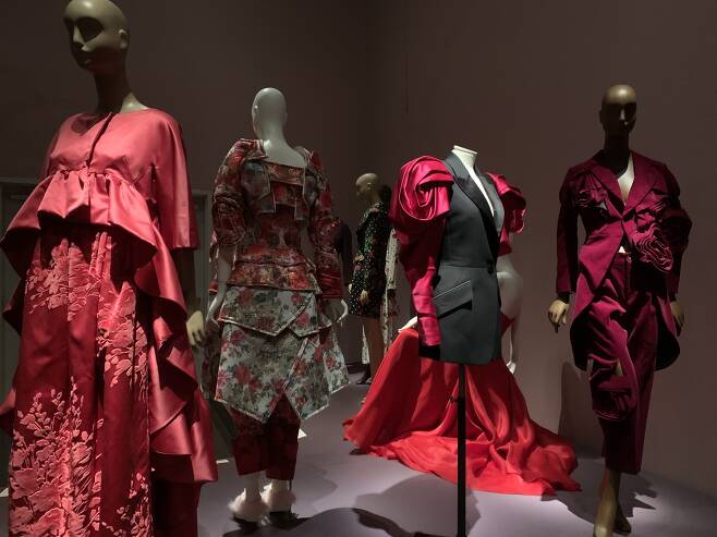 미술관들이 재개관한 올가을 뉴욕에서 패션디자인 전시 몇 개를 감상할 수 있다. 그중 하나는 ‘장미와 패션’이라는 주제로 열리고 있는 FIT대학 패션박물관 전시다. /박진배 뉴욕 FIT 교수