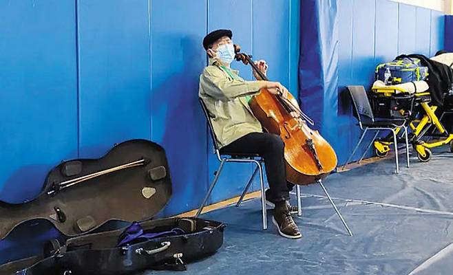 지난 3월 미 피츠필드 대학 진료소에서 15분간 깜짝 연주를 한 첼리스트 요요마. /인스타그램