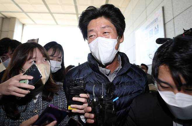 석방된 남욱 변호사가 20일 조사를 받기 위해 검찰에 출석하고 있다. 앞서 검찰은 공항에서 긴급체포한 지 43시간 만에 그를 석방했다.