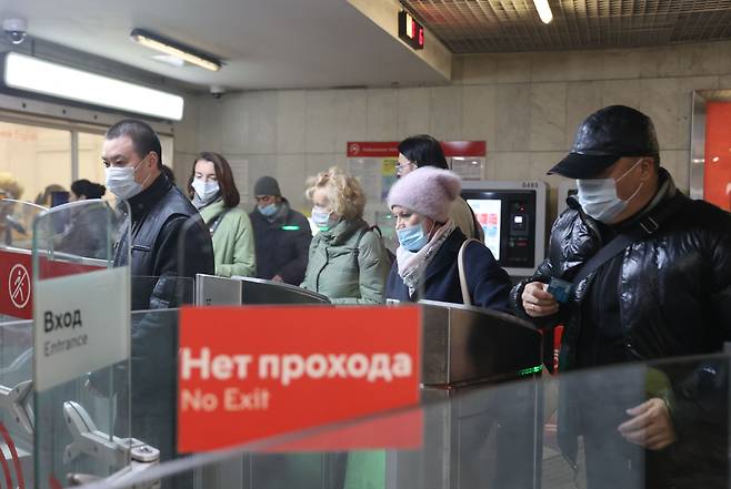 19일(현지 시각) 러시아 시민들이 마스크를 쓰고 모스크바 지하철역을 지나고있다./타스 연합뉴스