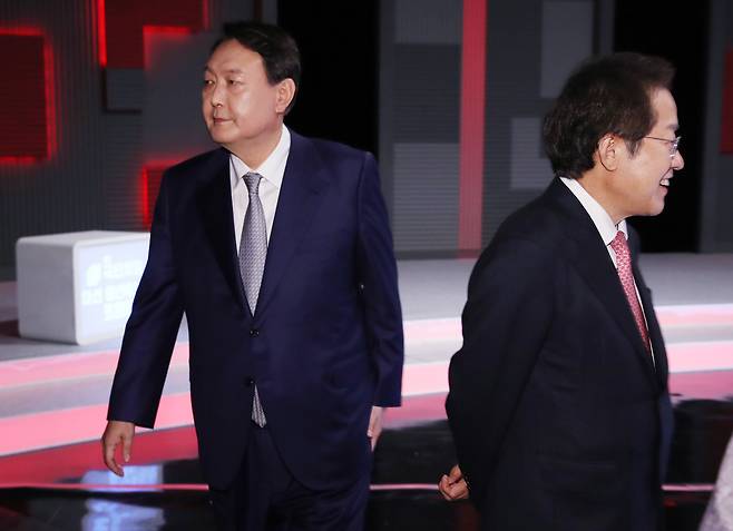 국민의힘 대선주자 윤석열 전 검찰총장(왼쪽)과 홍준표 의원이 지난 15일 저녁 서울 마포구 상암동 MBC 사옥에서 열린 '1대1 맞수토론'에 참석한 모습. /국회사진기자단