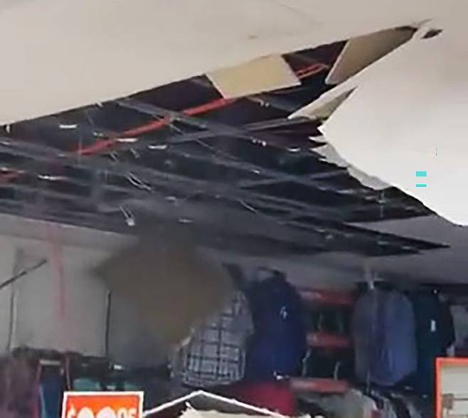 20일(현지 시각) 호주 뉴사우스웨일즈주 코프스 하버 지역에서 발생한 우박·뇌우를 동반한 폭풍우로 천장이 무너진 쇼핑센터. /SharonW19338665 트위터