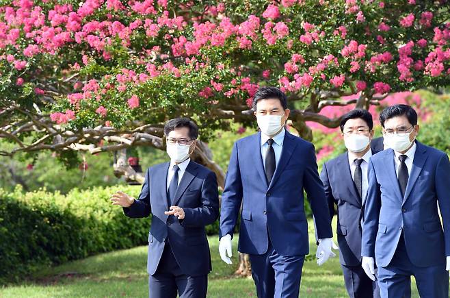 국민의힘 김태호(왼쪽 둘째) 의원이 지난 8월 12일 오전 부산 남구 유엔기념공원을 방문해 전몰장병 묘역으로 향하는 모습. /뉴시스