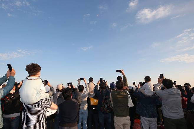 21일 오후 전남 고흥군 봉남등대 전망대에서 시민들이 한국형 발사체 누리호(KSLV-II) 발사 장면을 지켜보고 있다. /연합뉴스