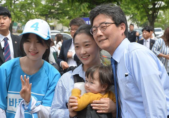 2017년 5월 8일 유승민 바른정당 대선후보와 딸 유담씨가 선거운동 마지막날 대전 충남대 캠퍼스를 찾아 지지자들과 사진을 찍고 있다. /조선DB