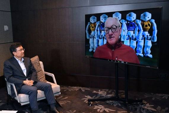 파이낸셜뉴스와 대한전자공학회가 21일 서울 여의도 콘래드호텔에서 'AI와 같이 살 준비 됐습니까?'란 주제로 AI World 2021 포럼을 개최했다. 토비 월시 호주 뉴사우스웨일스대학교 교수(오른쪽)와 서승우 서울대학교 전기정보공학부 교수가 화상대담을 하고 있다. 사진=서동일 기자