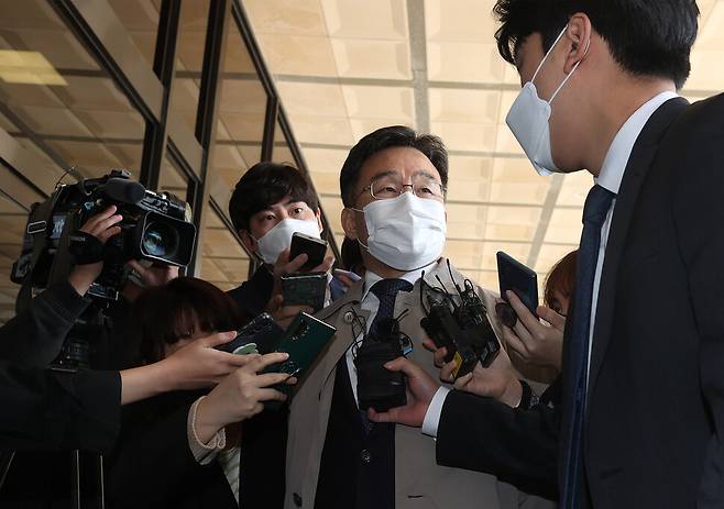 화천대유 대주주 김만배씨가 20일 오후 서울 서초구 서울중앙지검에 재소환돼 출석하며 취재진의 질문을 받고 있다. 연합뉴스