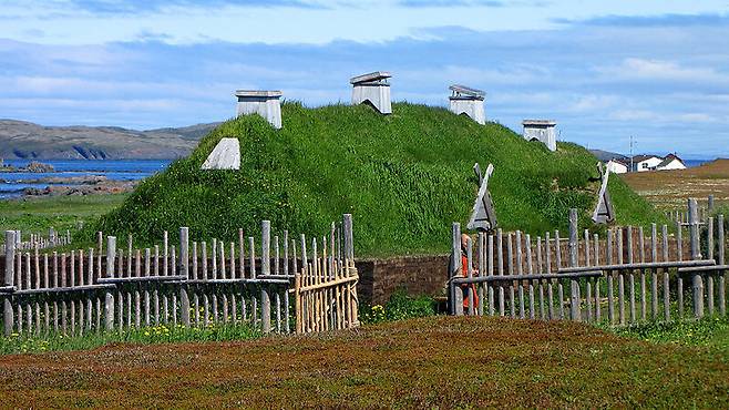 뉴펀들랜드의 유적지에 복원해놓은 바이킹 건축물. 출처: 위키피디아