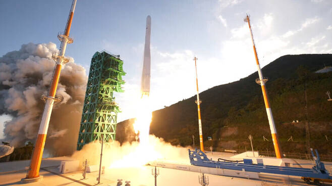 한국형발사체 ‘누리호’가 21일 오후 5시 정각에 전남 고흥 나로우주센터 2발사대에서 발사되고 있다. 한국항공우주연구원 제공