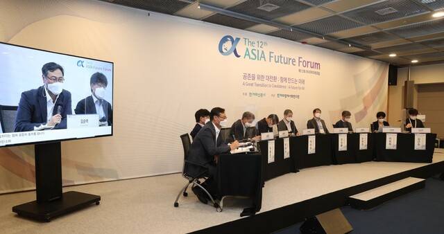 제12회 아시아미래포럼 둘째날 열린 ‘탈탄소시대와 노동’ 세션에서 참석자들이 토론을 하고 있다. 강창광 선임기자