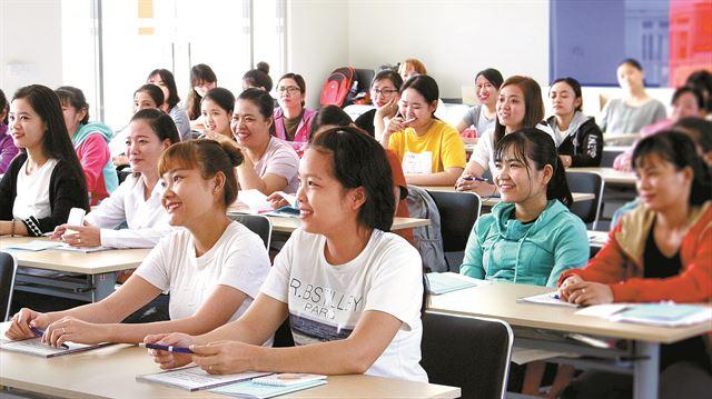 한국으로 결혼 이민을 할 예정인 베트남 여성들이 2018년 남부 껀터시에 자리 잡은 '한-베 함께돌봄센터'에서 사전교육을 받고 있다. 껀터 유엔인권정책센터(KOCUN) 제공