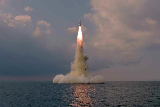 북한이 19일 함경남도 신포 일대에서 '신형 잠수함발사탄도미사일(SLBM)'을 시험 발사하고 있다. 평양=노동신문 뉴스1