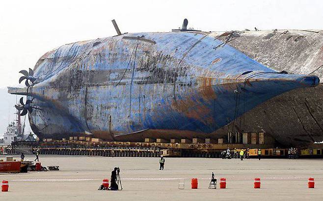 2017년 4월 인양 당시 세월호 사진, 출처: 동아일보 DB