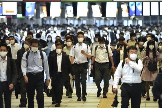 마스크를 쓴 시민들이 지난 1일 일본 도쿄 시나가와역을 지나고 있다. [AP=연합뉴스]