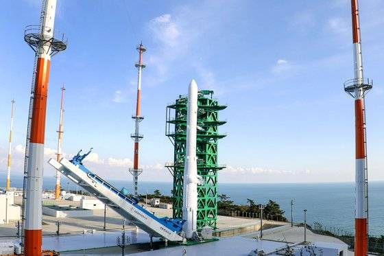 21일 고흥군 나로우주센터 제2발사대에 거치된 한국형 발사체 누리호(KSLV-ll)의 기립장치가 분리되고 있다. 누리호는 1.5t급 실용위성을 지구저궤도( 600~800km)에 투입하기 위해 만들어진 3단 발사체이며 엔진 설계에서부터 제작, 시험, 발사 운용까지 모두 국내 기술로 완성한 최초의 국산 발사체이다. 2021.10.21 고흥 사진공동취재단