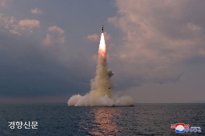 북한이 전날 잠수함발사탄도미사일(SLBM)을 잠수함에서 시험발사한 사실을 20일 확인했다.      조선중앙통신·연합뉴스