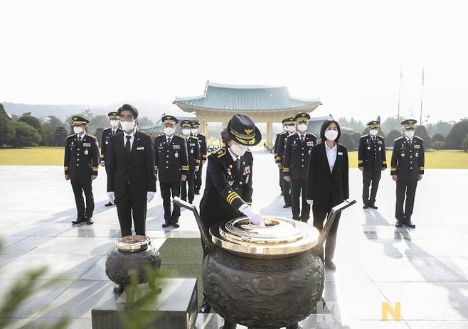 제76주년 경찰의 날 기념식에 앞서 송정애 대전경찰청장과 지휘부, 경찰서장들이 국립대전현충원을 찾아 참배했다.