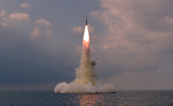 북한이 동해상의 잠수함에서 19일 잠수함발사탄도미사일(SLBM)을 시험 발사하는 장면을 조선중앙통신이 20일 공개했다. 연합뉴스
