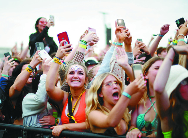 영국 런던 시민들이 지난 8월 리딩 페스티벌에서 래퍼 AJ 트레이시의 공연을 보면서 열광하고 있다. 이들은 모두 마스크를 쓰지 않았다. AFP연합뉴스