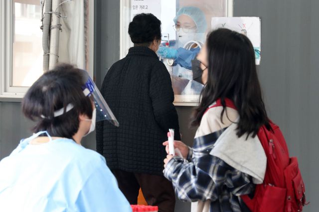 21일 오전 서울 중구 서울역광장 임시선별검사소에서 시민들이 검사를 받고 있다. 뉴시스