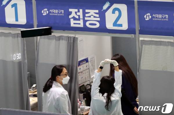 (서울=뉴스1) 황기선 기자 = 21일 오전 서울 서대문구 북아현문화체육센터에 마련된 신종 코로나바이러스 감염증(코로나19) 백신 예방 접종센터에서 의료진이 기지개를 켜고 있다. 이날 질병관리청 중앙방역대책본부에 따르면 코로나19 백신 1차 접종자는 6만8492명 증가해 누적 4058만4013명을 기록했다. 인구대비 접종률은 79%, 18세 이상 성인 기준으로는 91.7%로 나타났다. 접종 완료자는 32만1965명 증가한 3459만3403명을 기록, 전 국민 대비 접종 완료율은 67.4%, 성인 인구 대비 78.3%다. 2021.10.21/뉴스1
