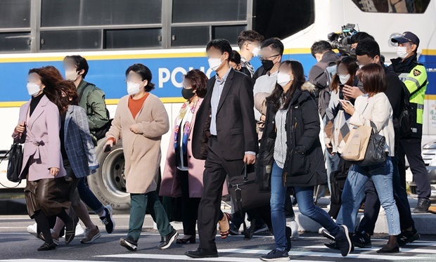 21일은 내륙 지방 아침 기온이 5도 아래로 떨어지며 추운 날씨가 이어진다. 사진은 일교차가 큰 날씨가 이어진 지난 20일 오전 서울시내에서 시민들이 외투를 입은 채 발걸음을 재촉하는 모습. /사진=뉴스1
