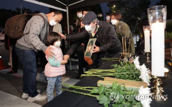 고 이예람 공군 중사 부친(오른쪽)이 20일 서울 용산구 국방부 정문 앞에 마련된 시민분향소를 찾은 시민 추모객들에게 나라를 지키기 위해 헌신하다 억울한 죽음을 당한 딸에 대해 얘기하고 있다. 연합뉴스