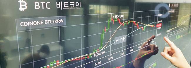 날아오른 비트코인 : 21일 오전 서울 용산구의 가상화폐거래소 코인원 고객센터에서 한 투자자가 비트코인 시세 현황판을 살펴보고 있다. 이날 미국 비트코인 시장에서 가격은 6만6900달러 선까지 치솟으며 6개월 만에 역대 최고점을 경신했다. 김선규 기자