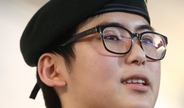 변희수 전 하사가 지난 1월 22일 서울 마포구 군인권센터에서 열린 기자회견에서 질문에 답하는 모습. 연합뉴스