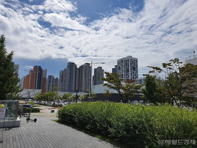 인천은 올해 1~8월 외지인의 아파트 매입비중이 35.7%에 달하는 것으로 집계됐다. 사진은 인천광역시 연수구 아파트 단지 전경.[헤럴드경제DB]
