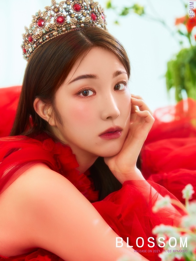 Group LABOUM (LABOUM) Jin Ye-ga boasted of Queen Visual.On October 21, the mini 3rd album BLOSSOM (Blossom) Jin Ye-gas personal concept photo was released through the official SNS channel of LABOUM (So-yeon, Jin Ye, Haein, and Ahn Sol-bin).Earlier, Interpark Music Plus, a subsidiary company, changed the name of the activity of ZN to Jinye, which is its real name, and announced a new start with a comeback.The true art in the Teaser Image has created an alluring atmosphere with a colorful crown and rosy makeup that has made it impossible to keep an eye on.In addition, the red dress was put on the Elegance.Jin Ye, who returned to his new activity name, will raise fans expectations with unique visuals through his new album BLOSSOM, and will herald a romantic yet dreamy concept, which will attract the public with charm different from his previous album.LABOUM, which has raised the comeback fever by releasing the scheduler of the mini 3rd album BLOSSOM, will open track lists, highlight medleys, and music video Teaser sequentially following the personal concept photo of each member, and will preheat a full-scale comeback.As it is the first new sign after the reorganization of the four-member system following the reverse of Imagination Plus, the publics interest in LABOUM is hot, and expectations are gathering about what kind of charm LABOUM will show in its new album BLOSSOM.