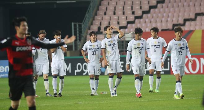 고개를 떨군 울산 현대 선수들. 연합뉴스