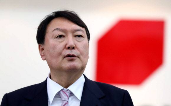 국민의힘 윤석열 대선 예비후보 - 국민의힘 윤석열 대선 예비후보가 19일 오후 창원 의창구 경남도당에서 열린 ‘경남 선대위 임명장 수여식’에서 발언하고 있다. 2021.10.19 연합뉴스