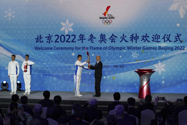 20일 베이징 동계올림픽 성화가 중국에 도착한 가운데 베이징 올림픽타워에서 환영행사가 진행중이다. /AP연합뉴스