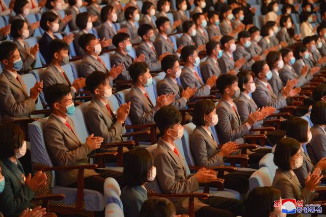 북한은 김일성 주석의 타도제국주의동맹을 결성한 95주년을 맞아 지난 15일 청년중앙회관에서 청년중앙예술선전대공연이 진행됐다고 조선중앙통신이 16일 보도했다. /연합뉴스