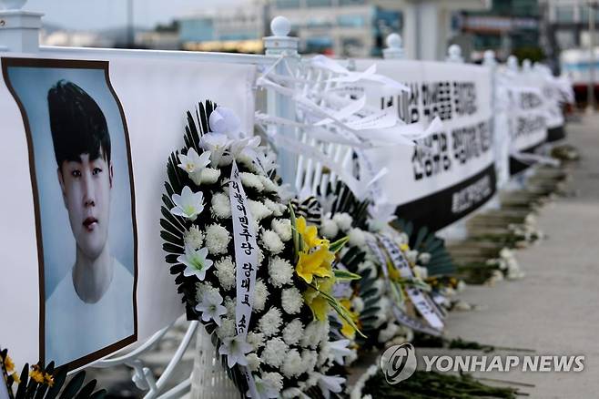 가을은 가고 (여수=연합뉴스) 형민우 기자 = 19일 오후 전남 여수시 웅천동 이순신 마리나에 현장실습 도중 잠수를 하다 숨진 홍정운 군을 추모하는 리본이 바람에 날리고 있다. 여수 특성화고 3학년이던 홍 군은 지난 6일 요트 바닥에 붙은 따개비를 따러 잠수했다 참변을 당했다. 2021.10.19 minu21@yna.co.kr