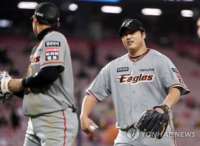 승리 요건 갖춘 김민우 (광주=연합뉴스) 조남수 기자 = 21일 광주-기아챔피언스필드에서 열린 2021 프로야구 한화 이글스와 KIA 타이거즈의 경기에서 한화 선발투수 김민우(오른쪽)가 5회말 투구를 마치고 더그아웃으로 향하며 하주석과 이야기를 나누고 있다. 2021.10.21 iso64@yna.co.kr