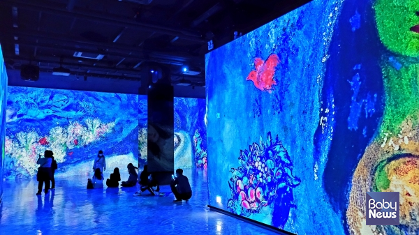 '빛의 벙커'의 '모네, 르누아르... 샤갈 展' 관람객들이 샤갈의 작품을 배경으로 사진과 동영상을 찍고 있다. ⓒ김재원