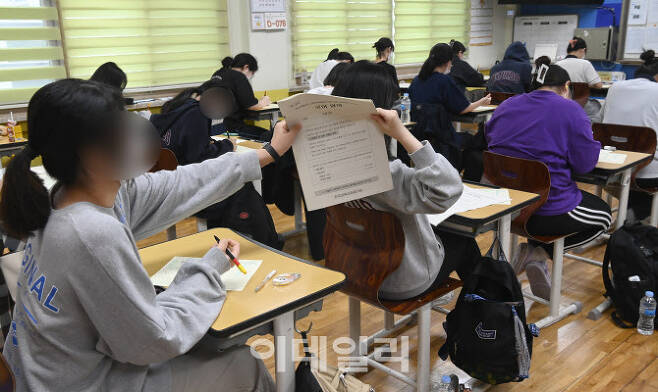 2022학년도 대학수학능력시험 9월 모의평가가 실시된 지난달 1일 서울 영등포구 여의도여자고등학교에서 수험생들이 시험 준비를 하고 있다.(사진=뉴시스)